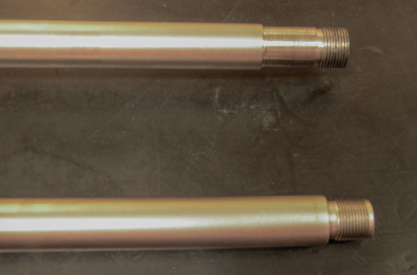 Kiväärin äänenvaimennin: Ylempi kierre on 14x1 spigot ja alempi taas tavallisempi 14x1 Sako