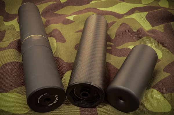 Kiväärin Äänenvaimennin: Vaimentimia valmistetaan eri materiaaleista Stalon (vas.) on alumiinia, A-TEC (kesk.) hiilikuitua ja Ase Utra (oik.) terästä